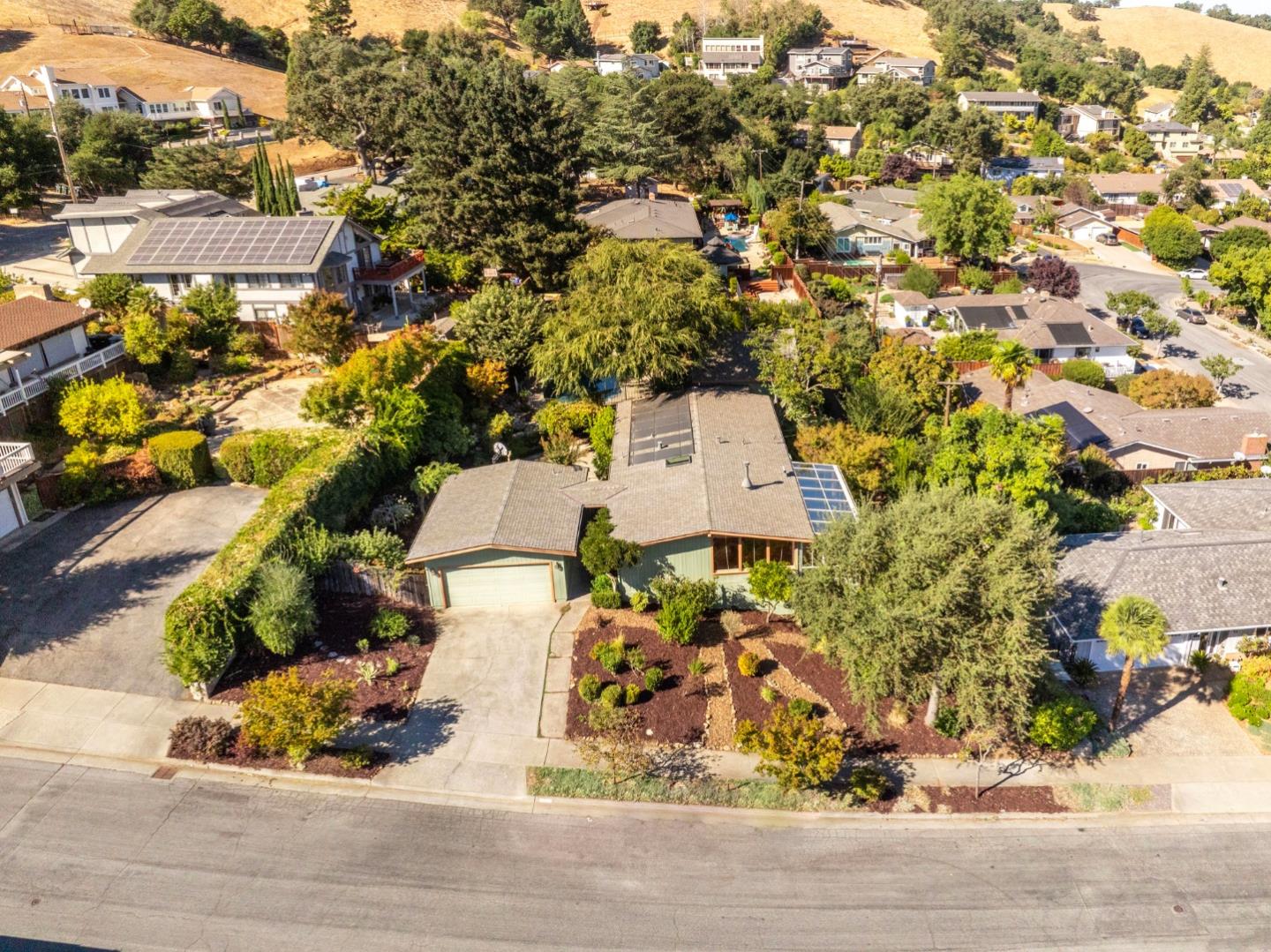 875 Claremont DR
