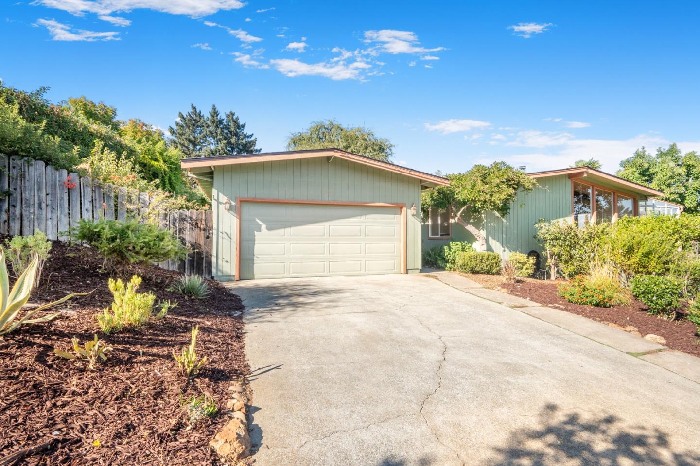 875 Claremont DR