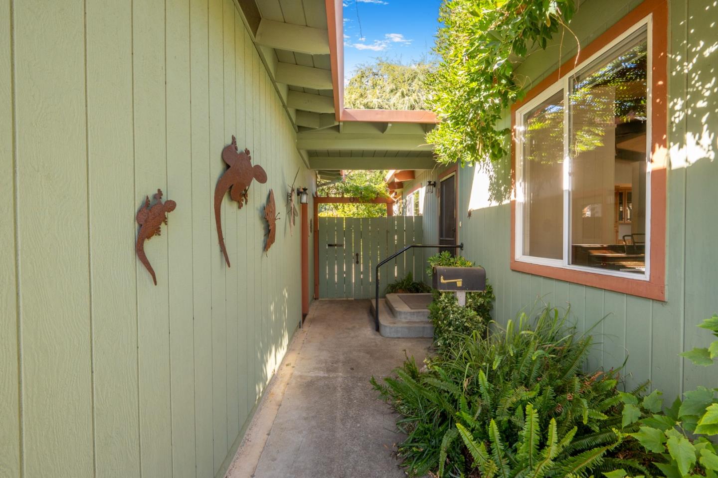 875 Claremont DR