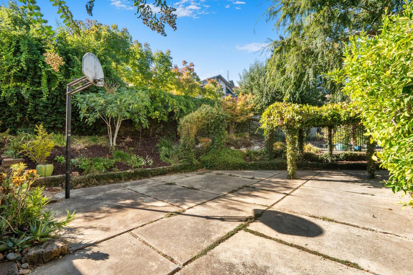 875 Claremont DR