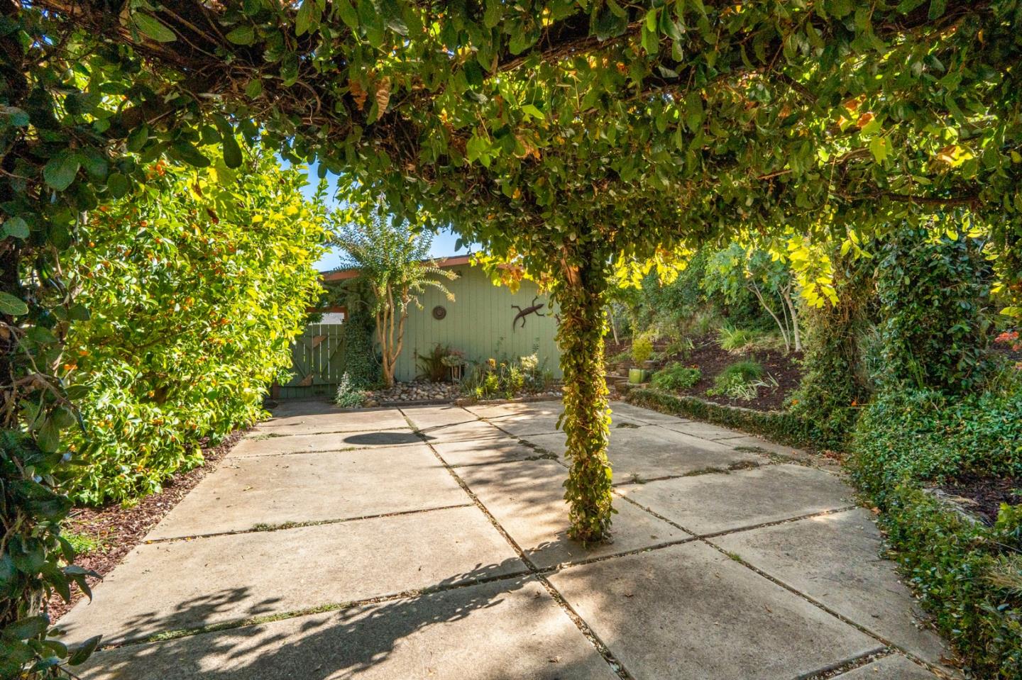 875 Claremont DR