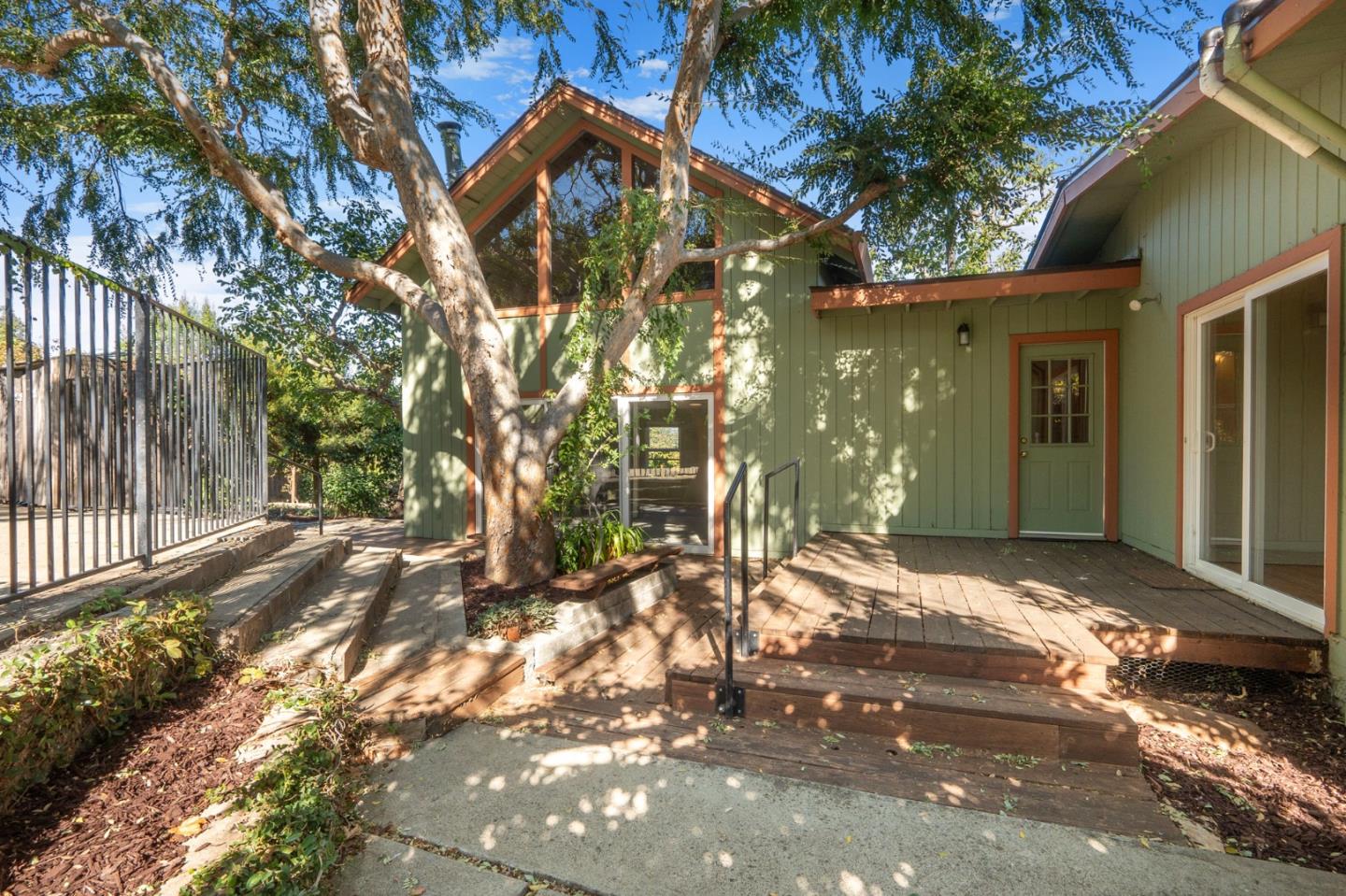 875 Claremont DR