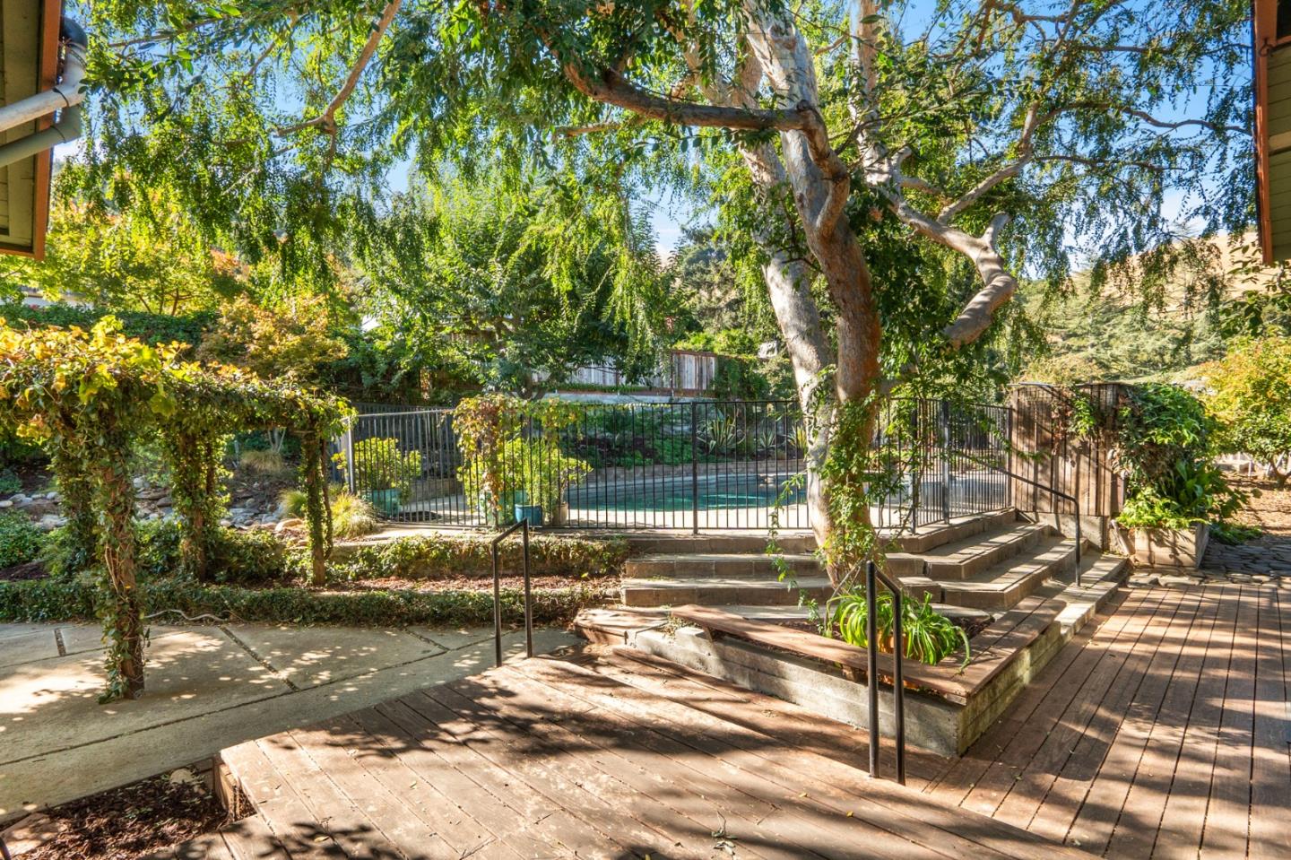 875 Claremont DR