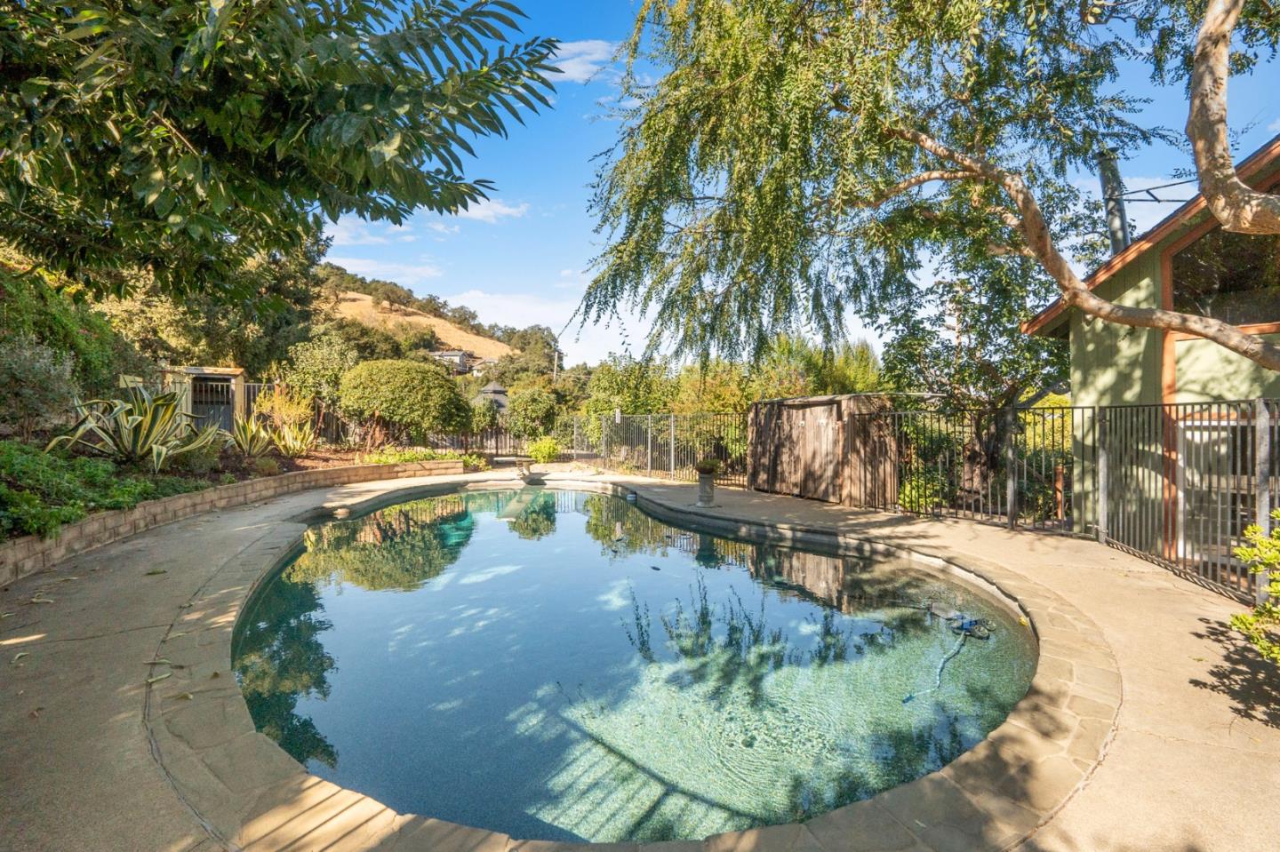 875 Claremont DR