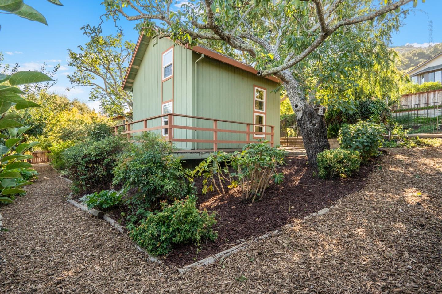 875 Claremont DR