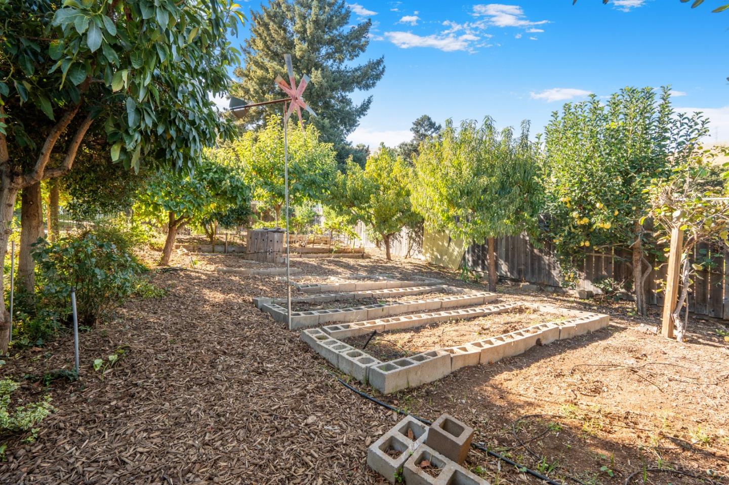 875 Claremont DR
