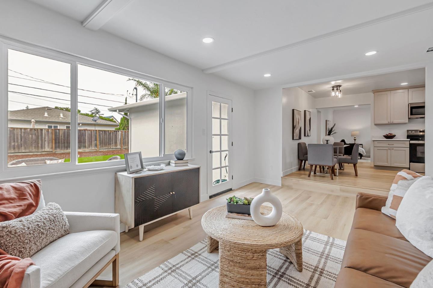 1886 Bernice Way