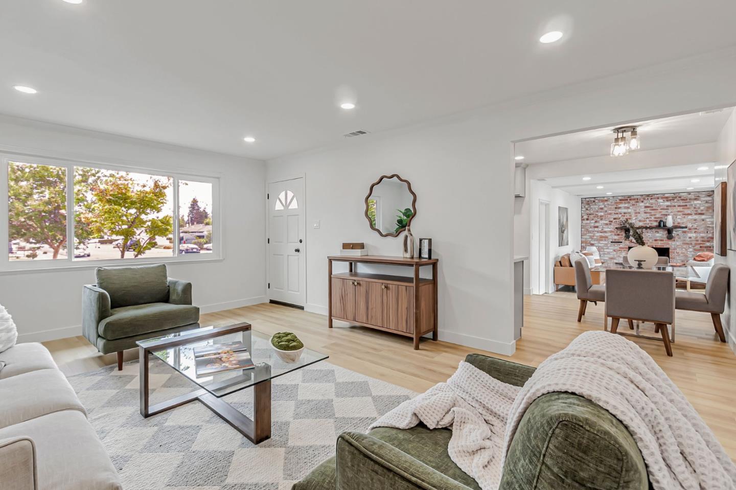 1886 Bernice Way