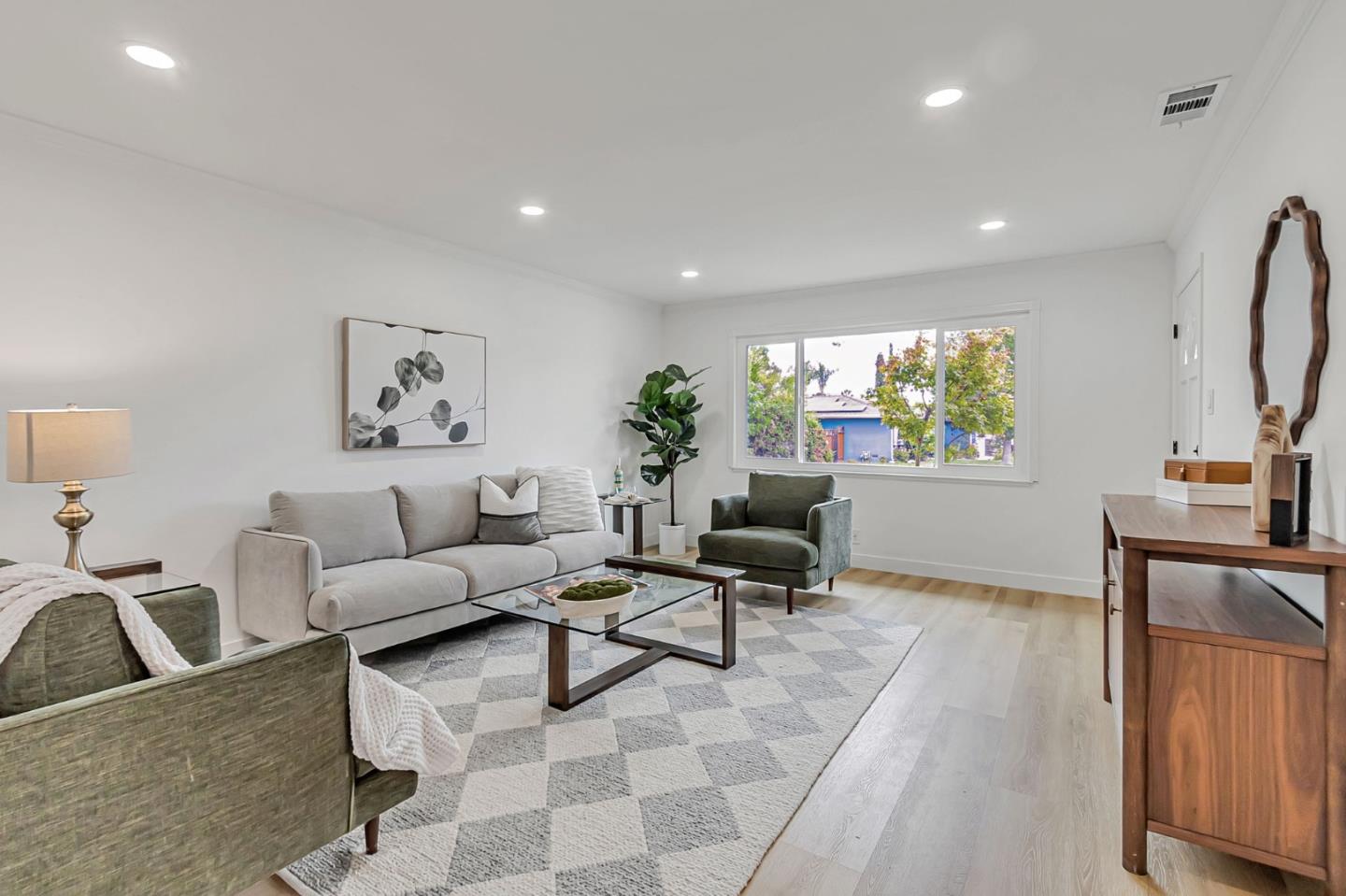 1886 Bernice Way