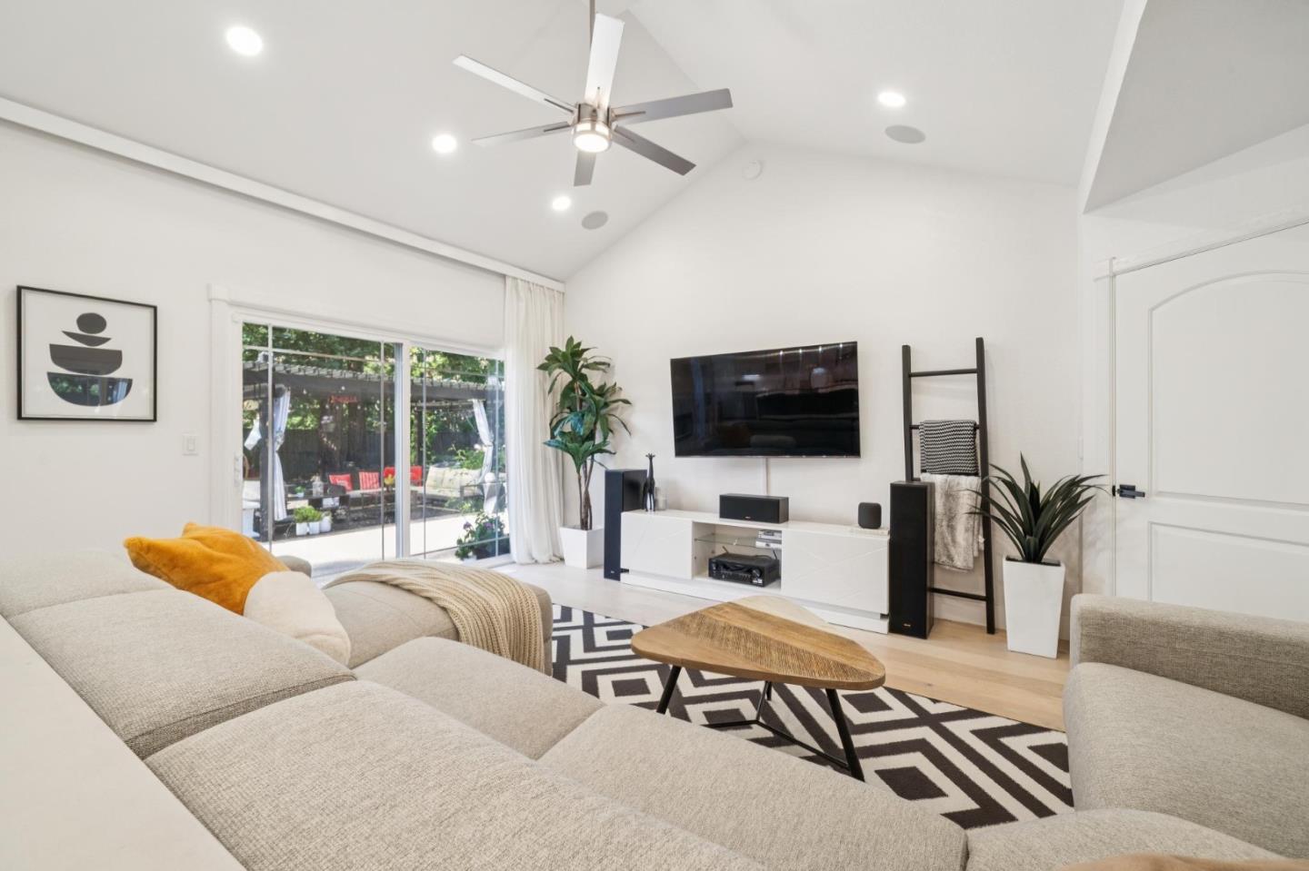 25 Hilltop CT