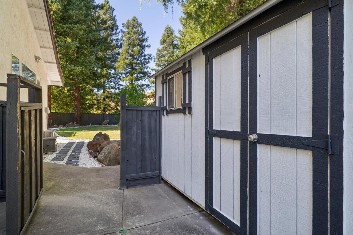 25 Hilltop CT