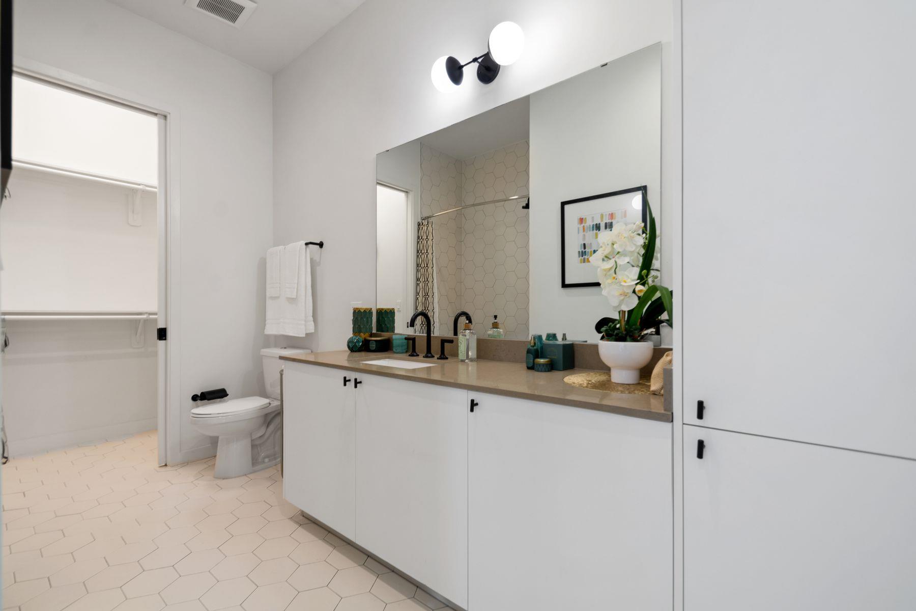 800 Embassy DR # 525