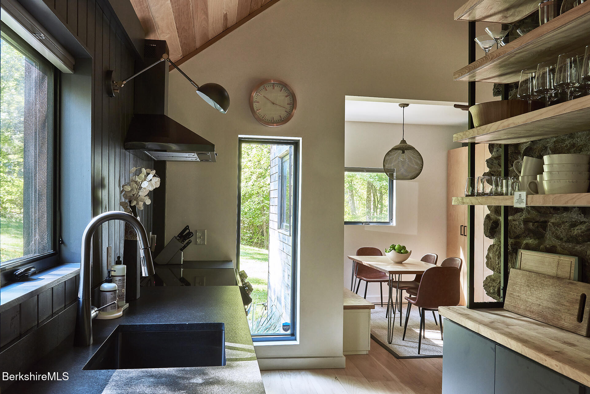 15 Mahkeenac Heights Rd