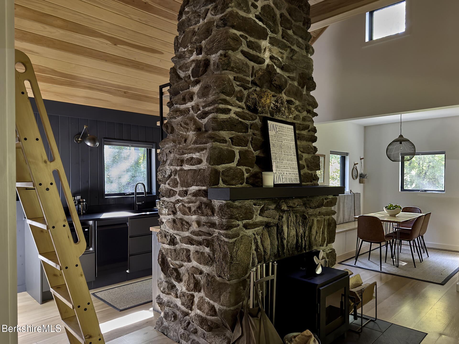 15 Mahkeenac Heights Rd