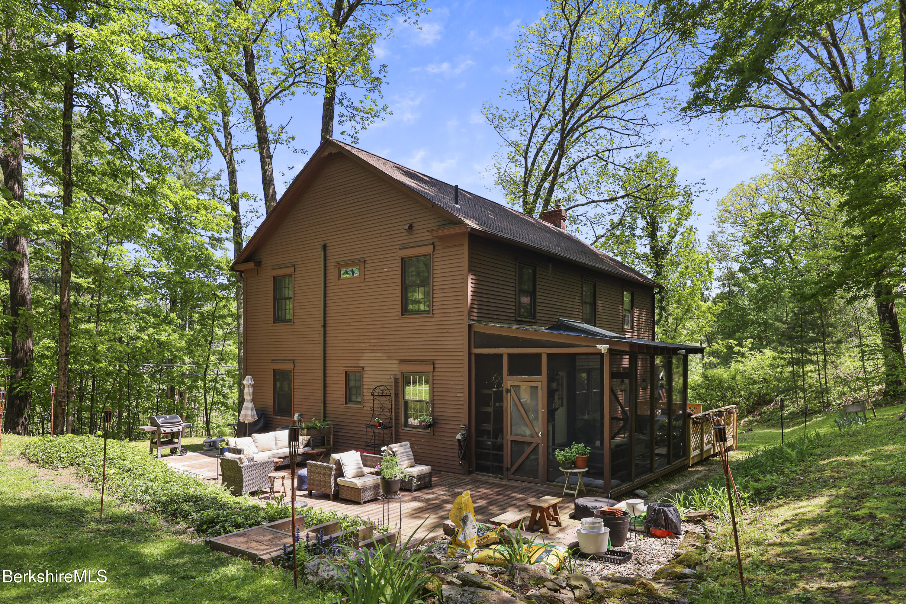 360 Housatonic St
