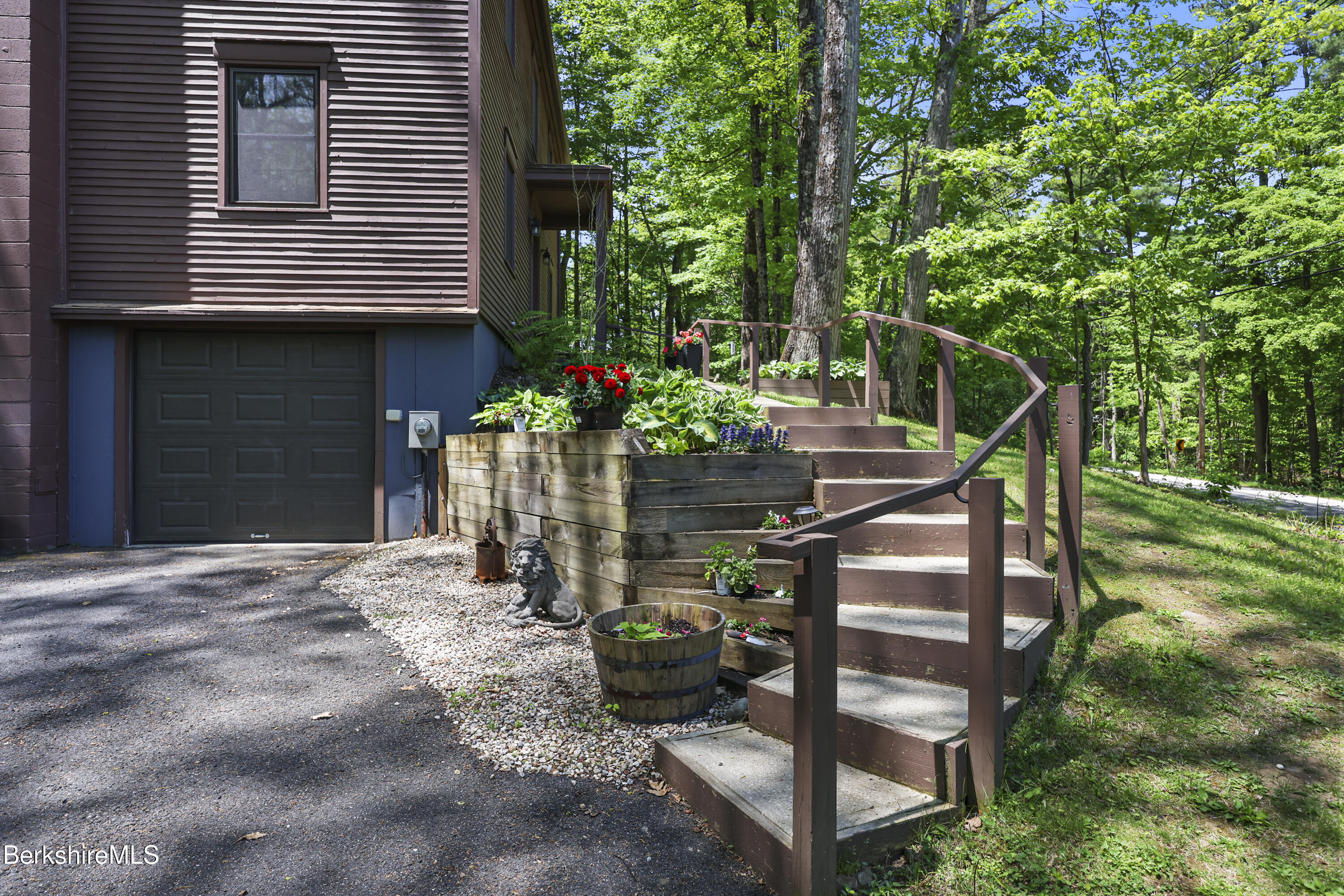 360 Housatonic St