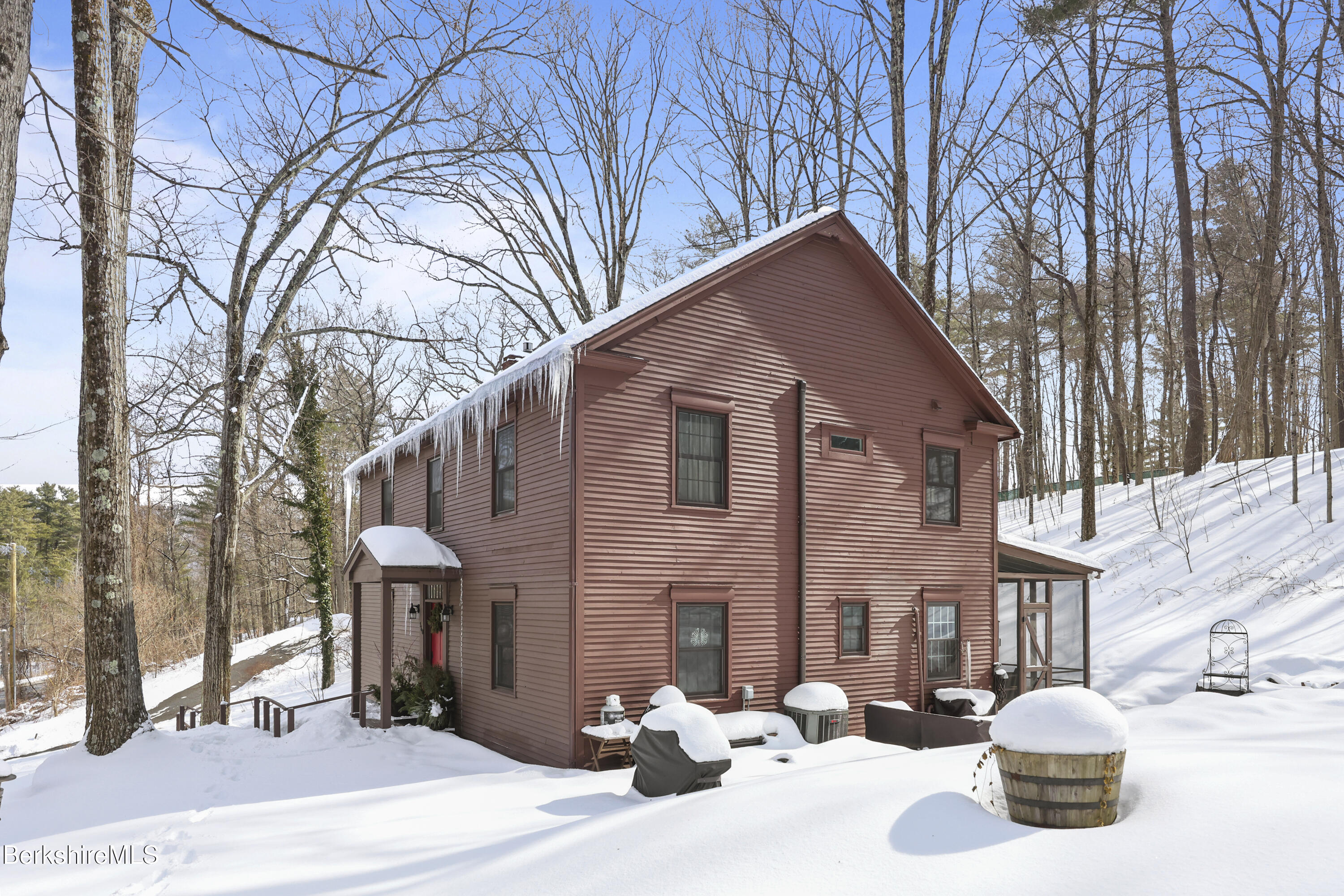360 Housatonic St
