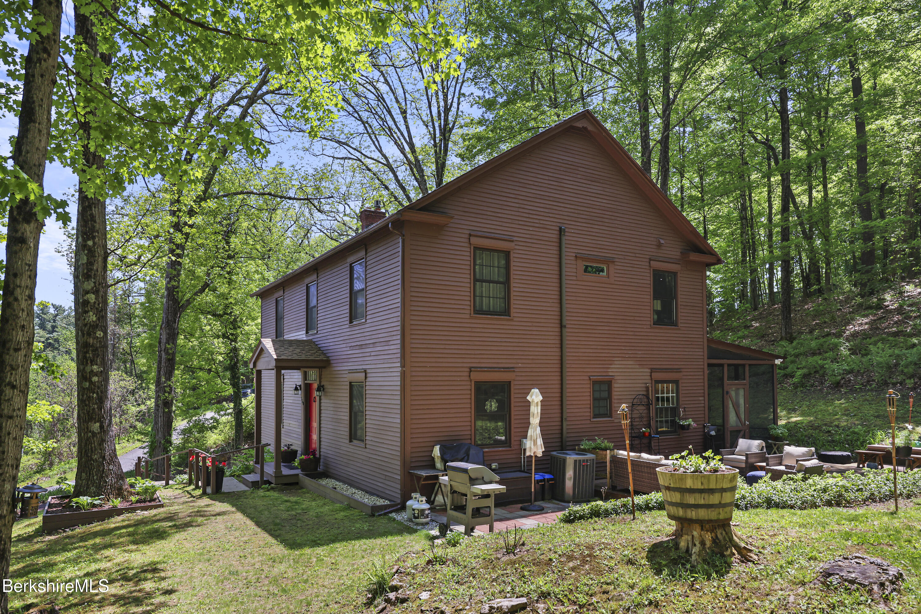 360 Housatonic St
