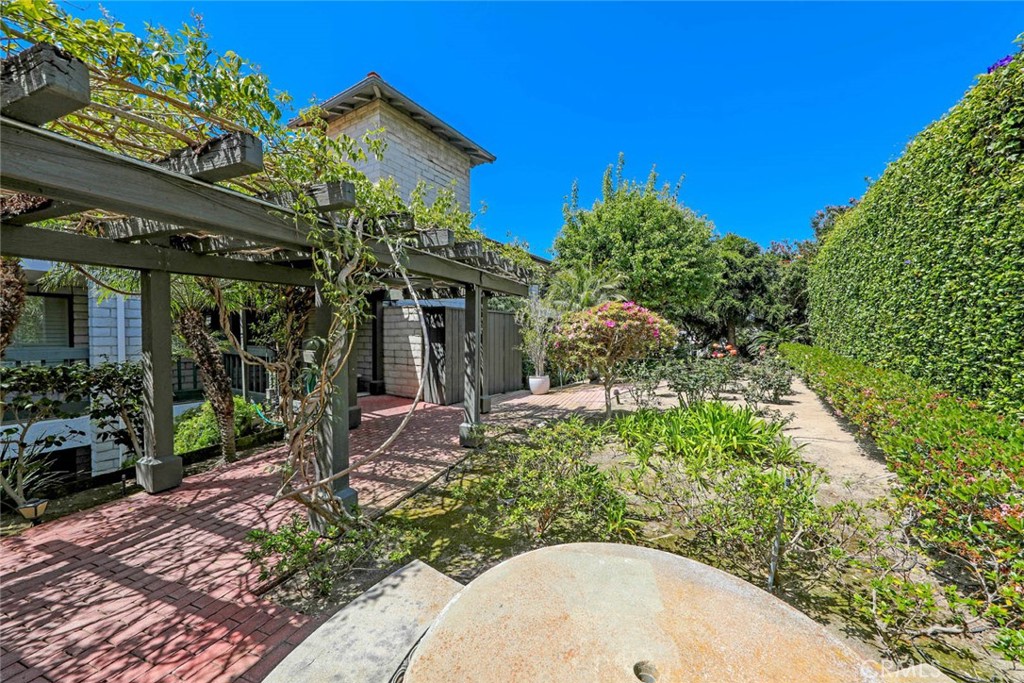 410 Corto Lane E