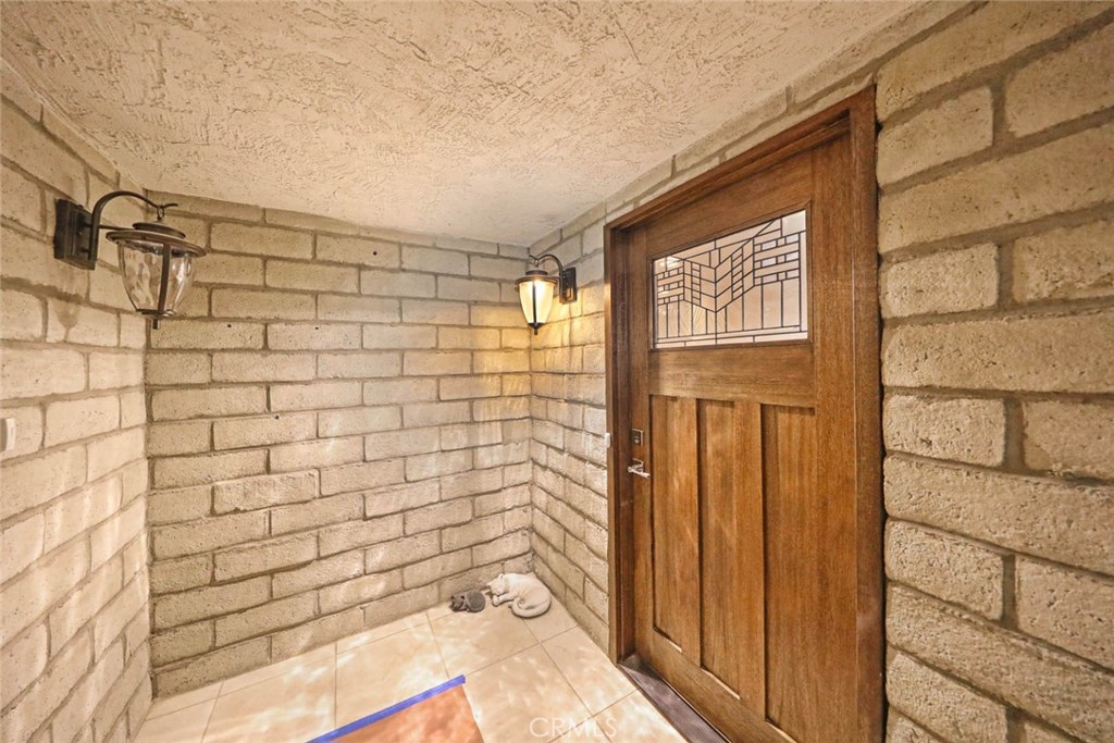 410 Corto Lane E