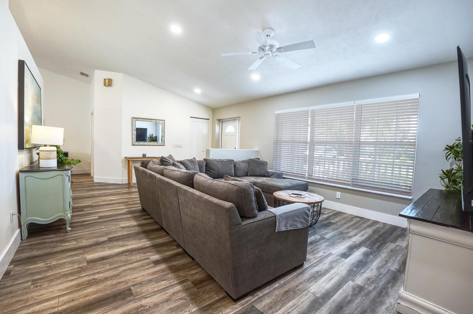 701 SE Dolphin Drive