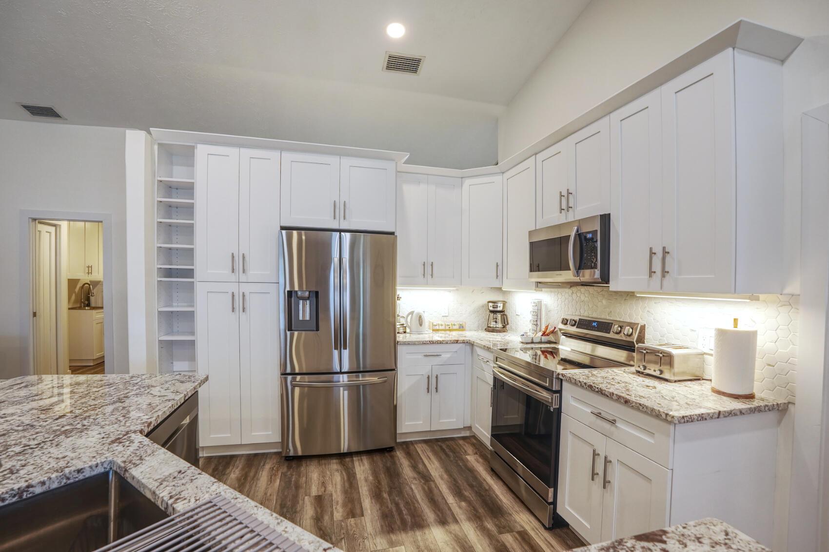 701 SE Dolphin Drive