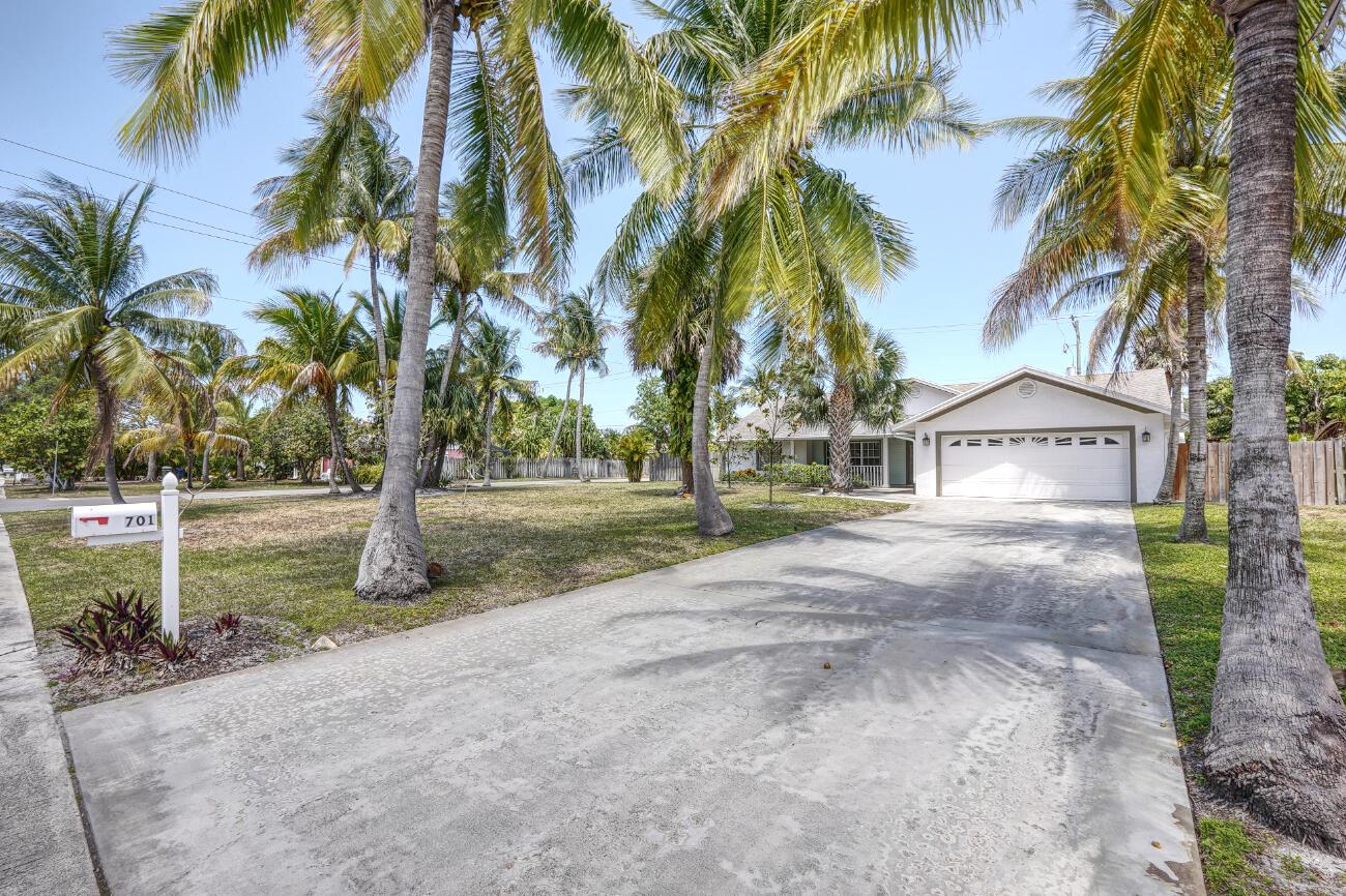 701 SE Dolphin Drive