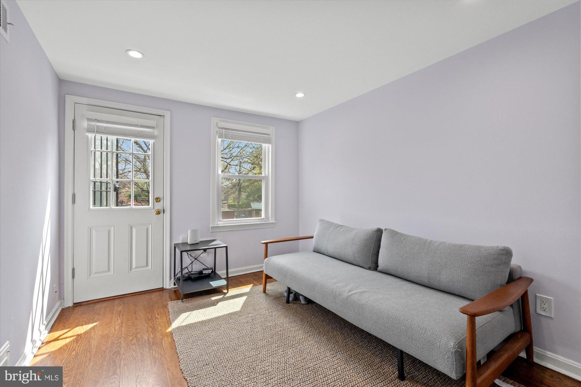 919 G St SE