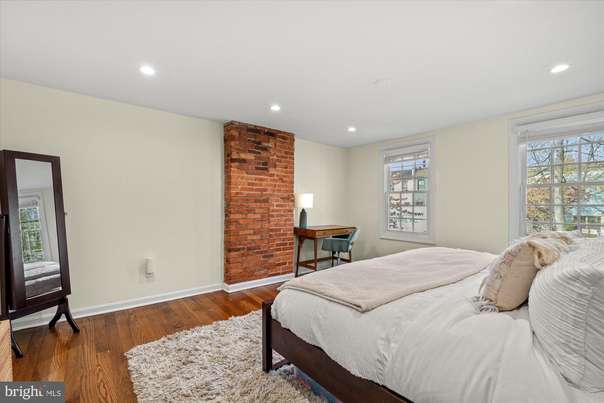 919 G St SE