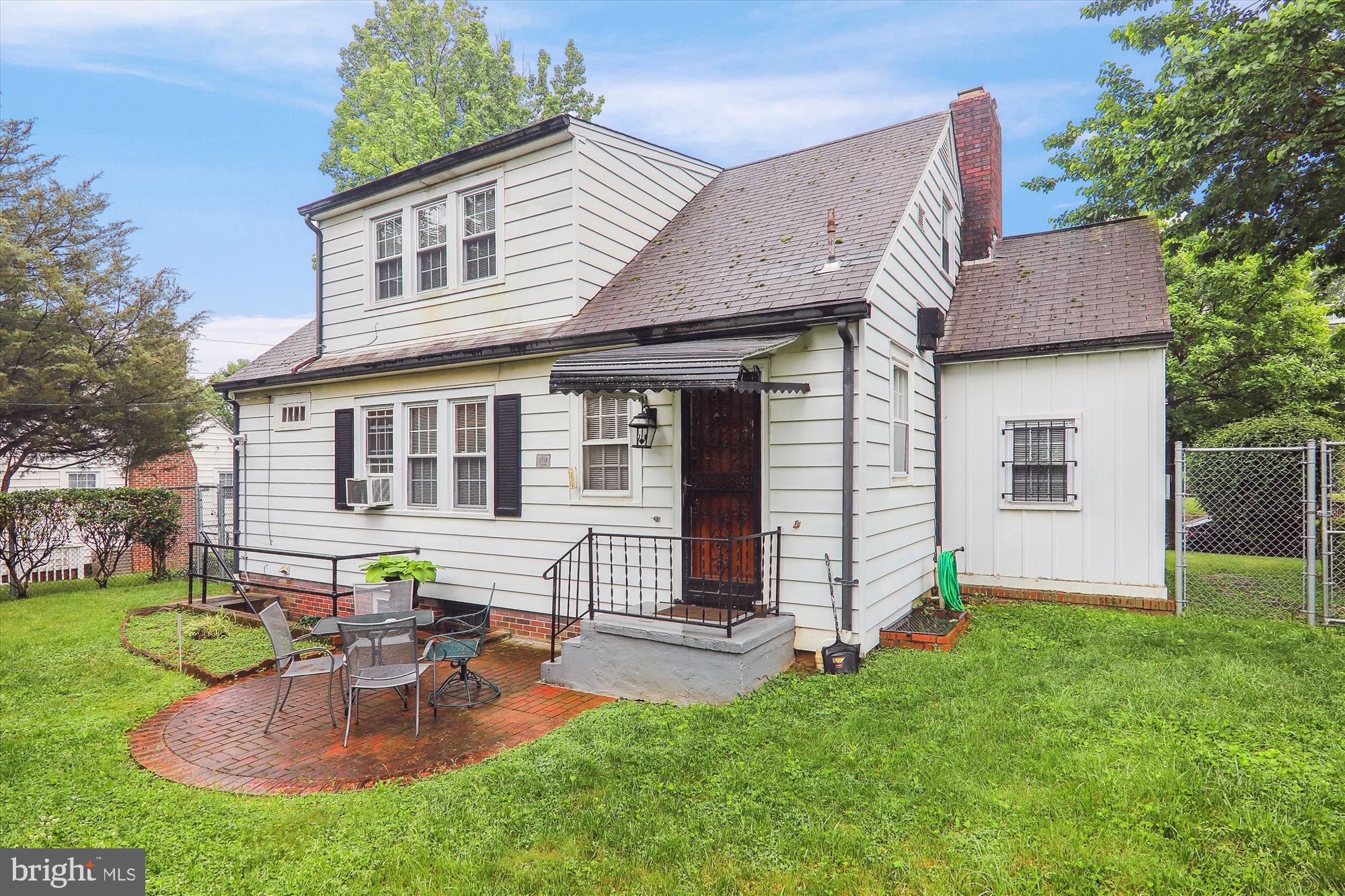 1718 Otis St NE