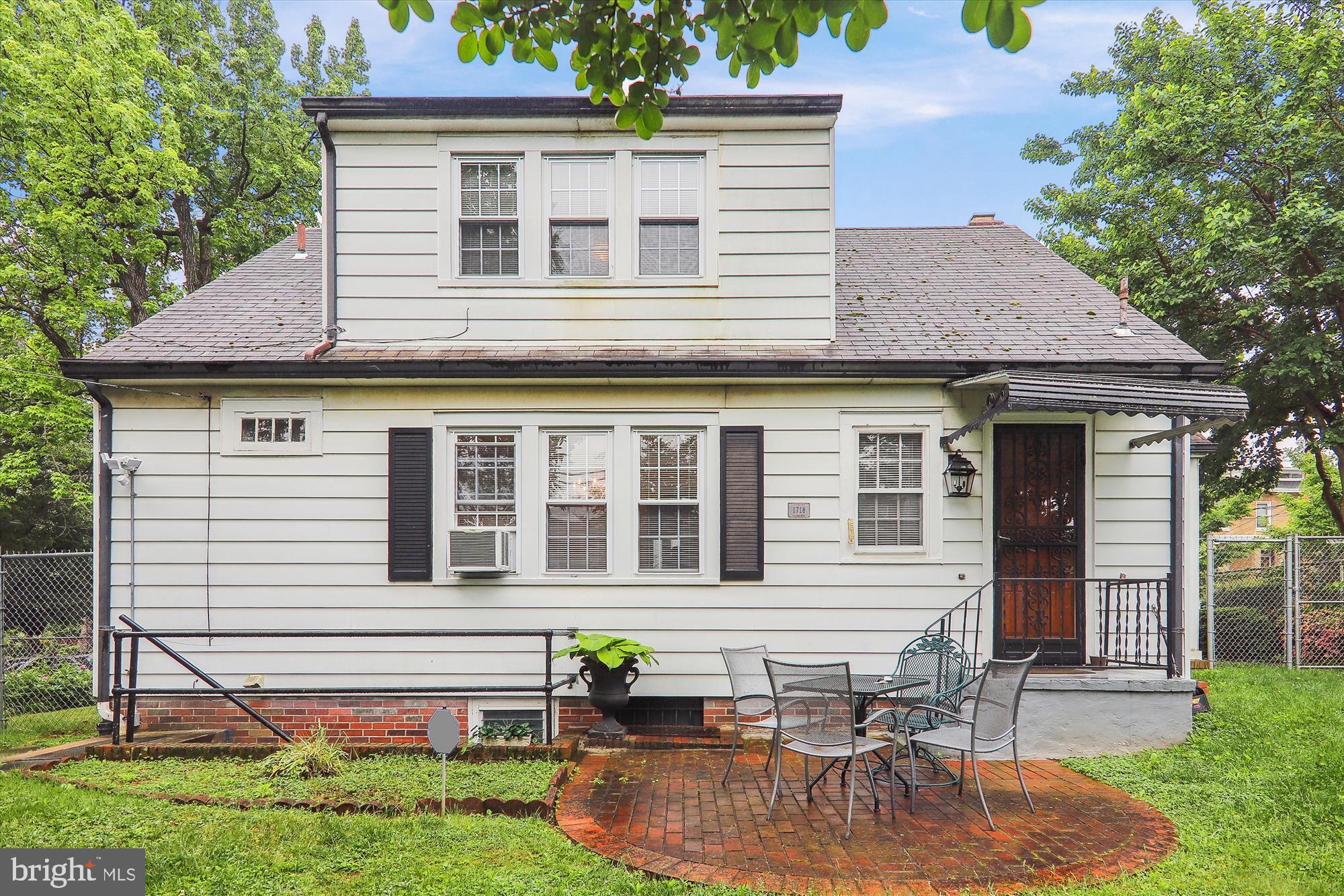 1718 Otis St NE