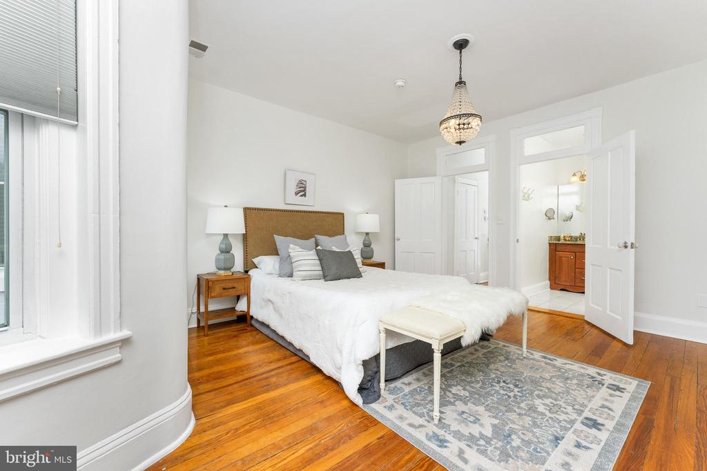 226 G St NE