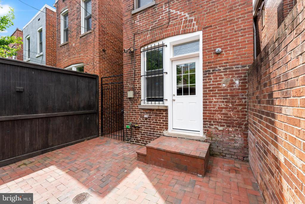 226 G St NE