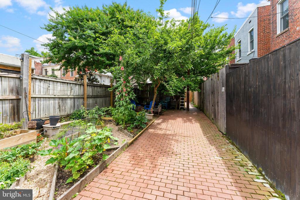 226 G St NE