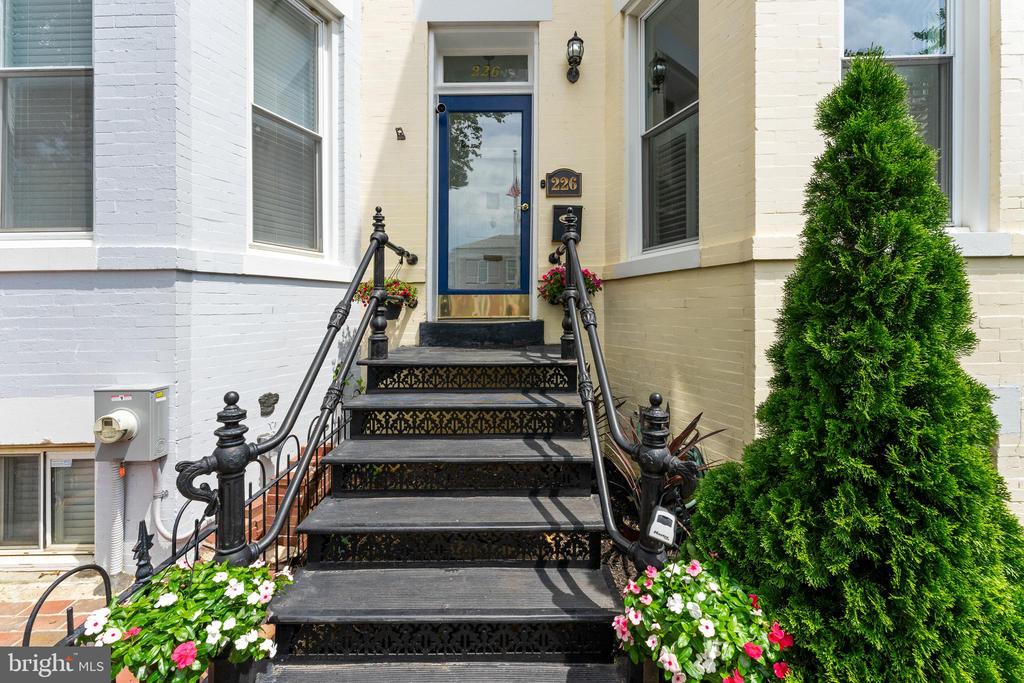 226 G St NE