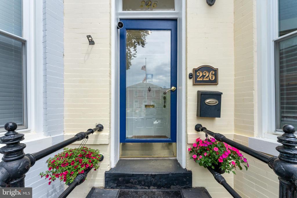 226 G St NE