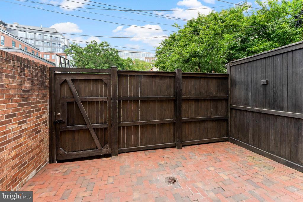 226 G St NE