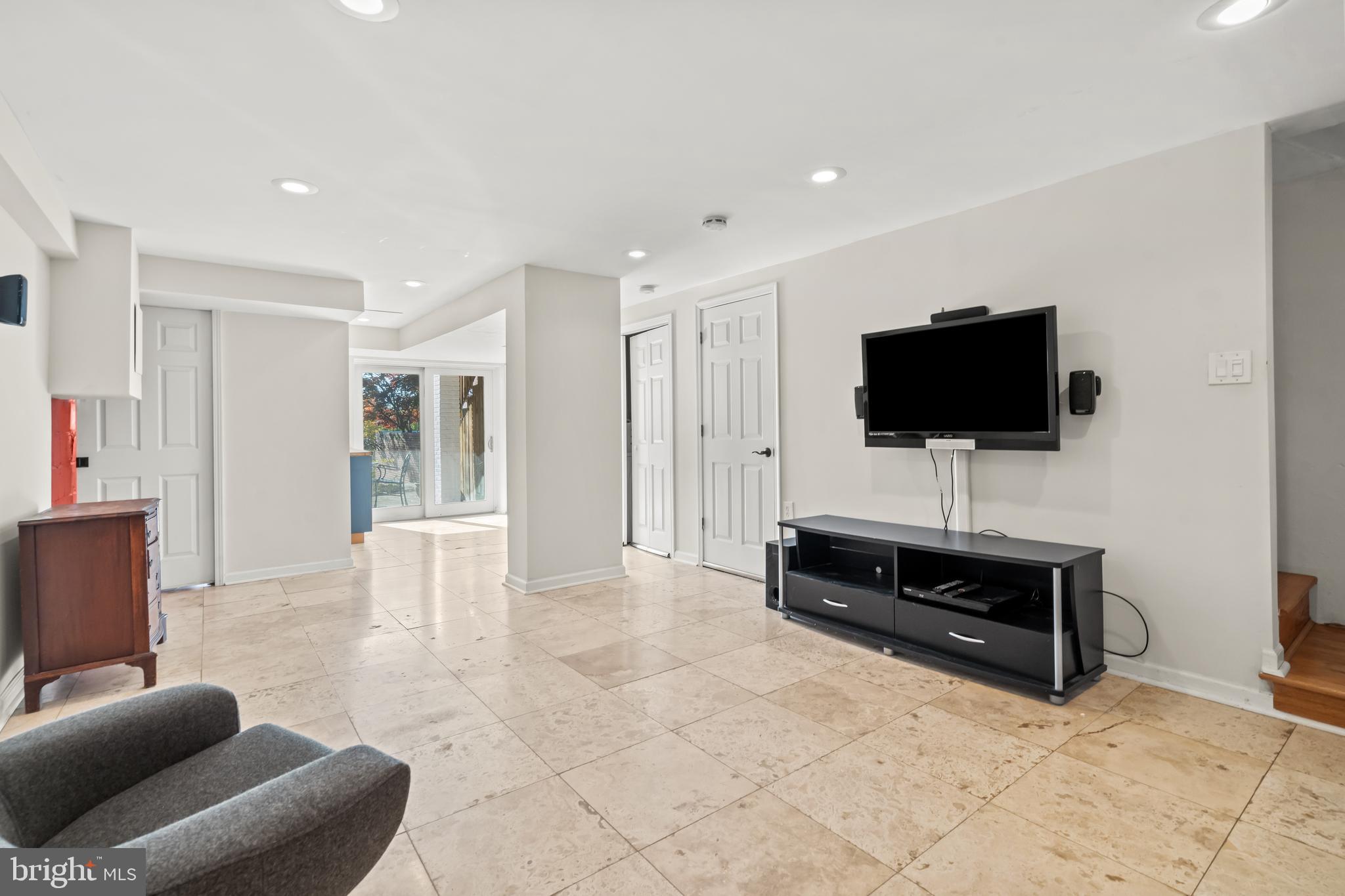 3546 Whitehaven Pkwy NW