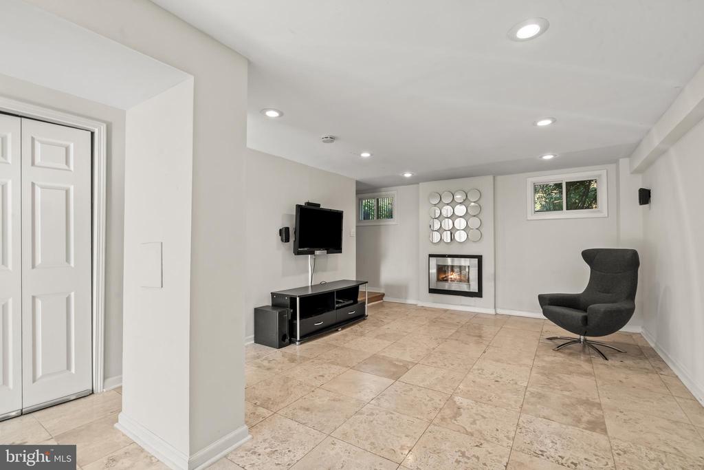 3546 Whitehaven Pkwy NW