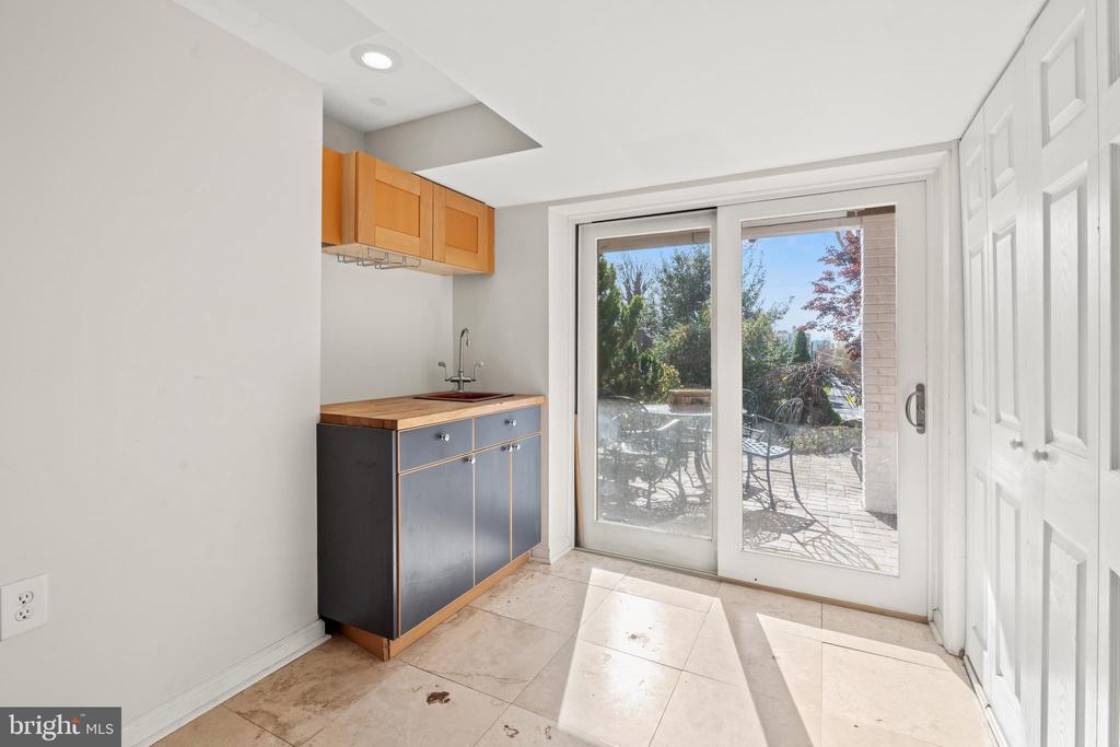 3546 Whitehaven Pkwy NW