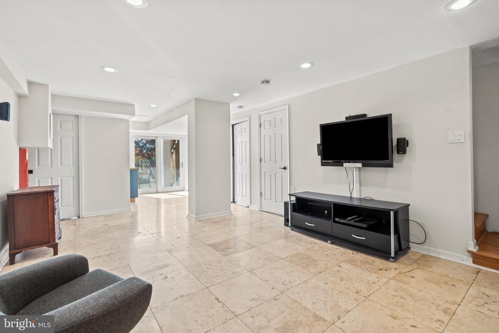 3546 Whitehaven Pkwy NW