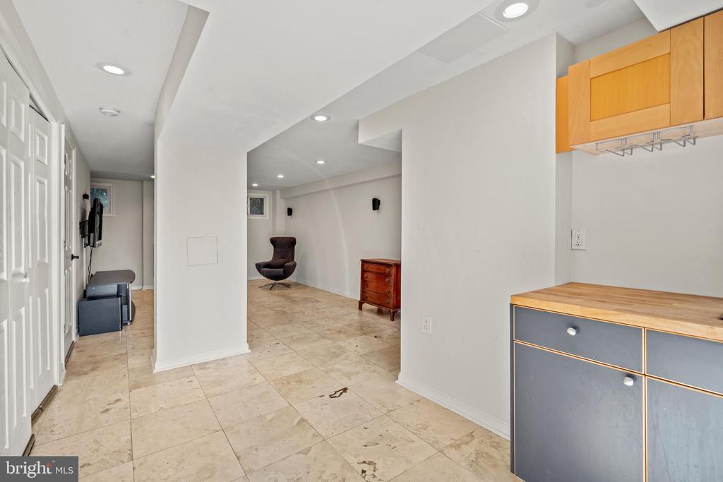 3546 Whitehaven Pkwy NW