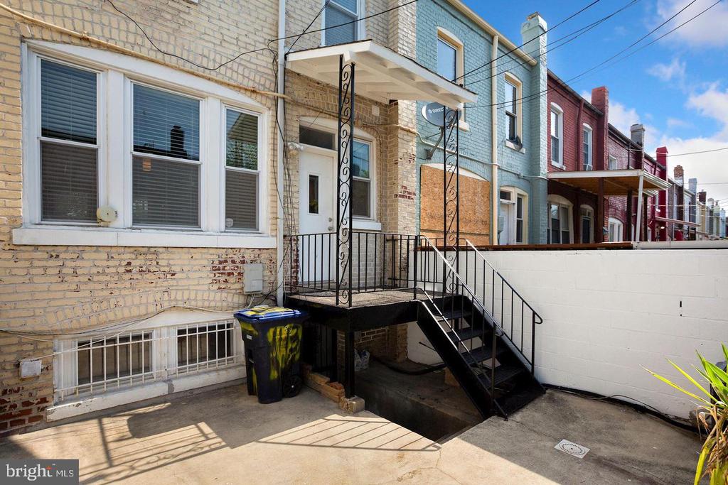 143 V STREET NE