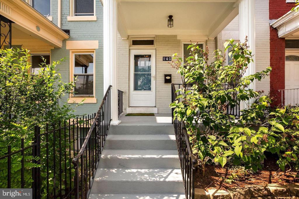 143 V STREET NE