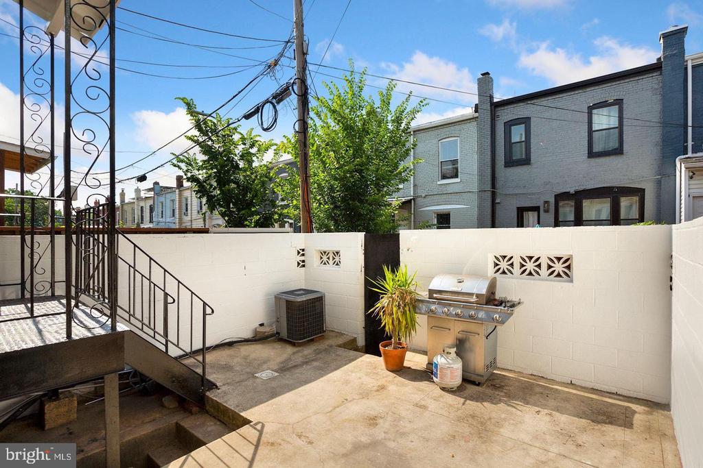 143 V STREET NE