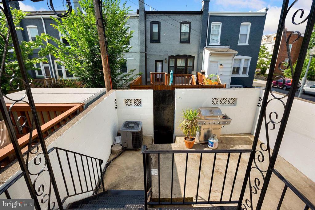 143 V STREET NE