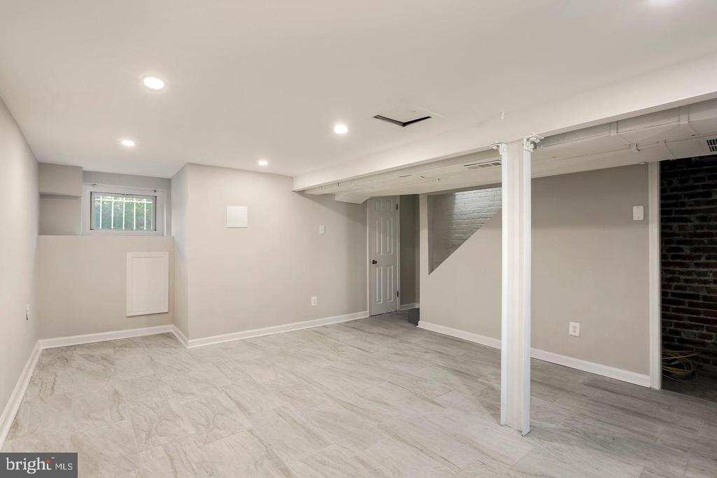 143 V STREET NE