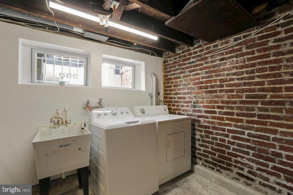 143 V STREET NE
