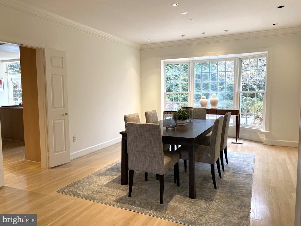 6 Meyer Point Ct