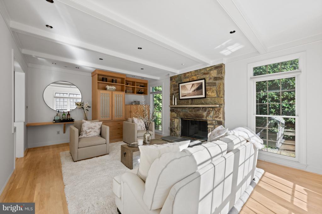6 Meyer Point Ct